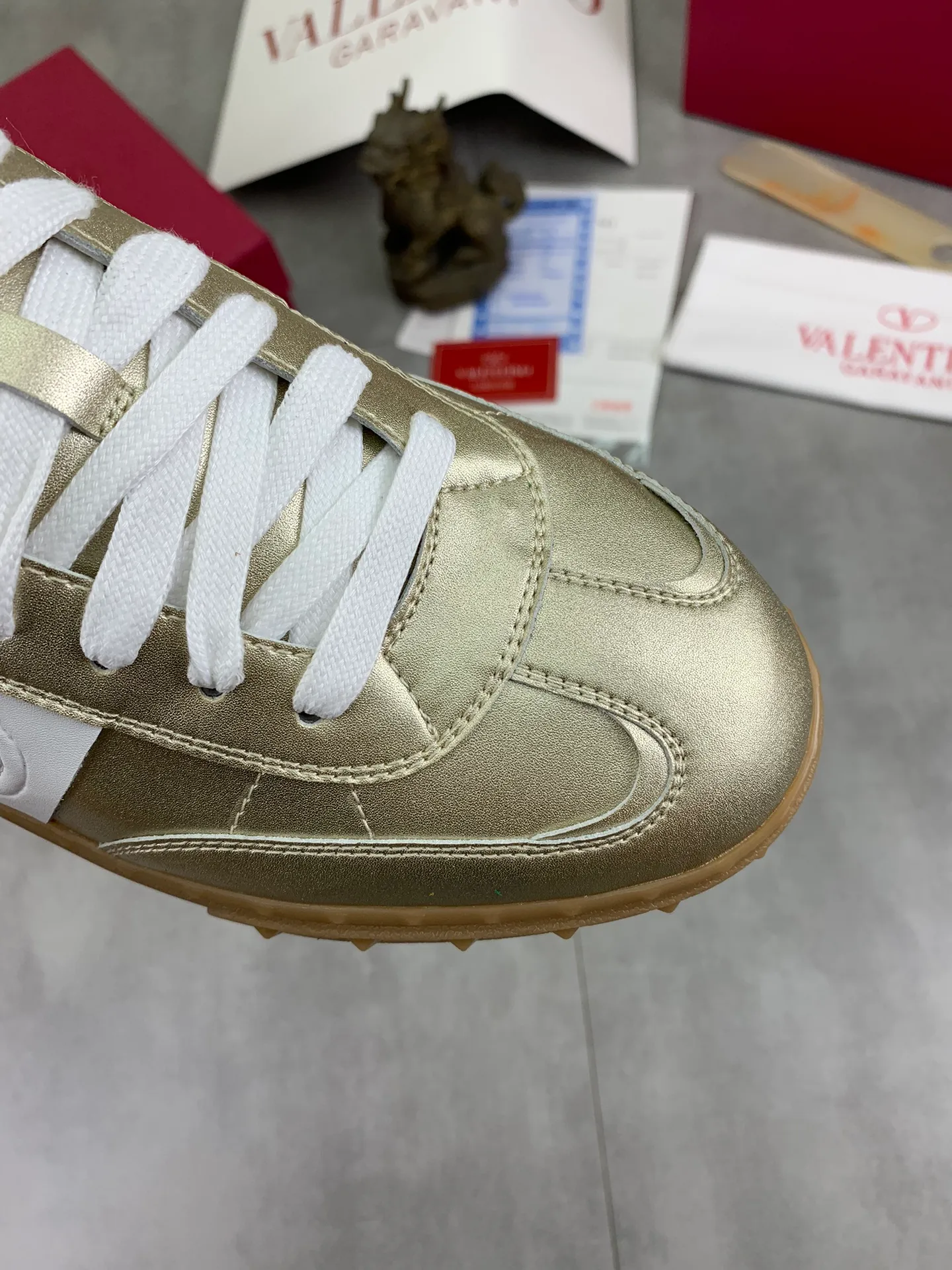 Men's Men's Shoes P520 New Couple Style Valentino Valentino 2025/UPVILLAGE Couple Casual Sports Shoes Moral Training Shoes 🆚Professional high-end, perfect replica, first-class quality, all made of original 1:1 materials, exclusive mold opening! 🎁Full set of high-end packaging at the counter ✔️Fabric: high mercerized cowhide ✔️Outsole: TPU material outsole ✔️Size: female 35-40 male 39-45 (female 41 male 38.46) 🆚All details are customized at 1:1 mold, striving for perfection!